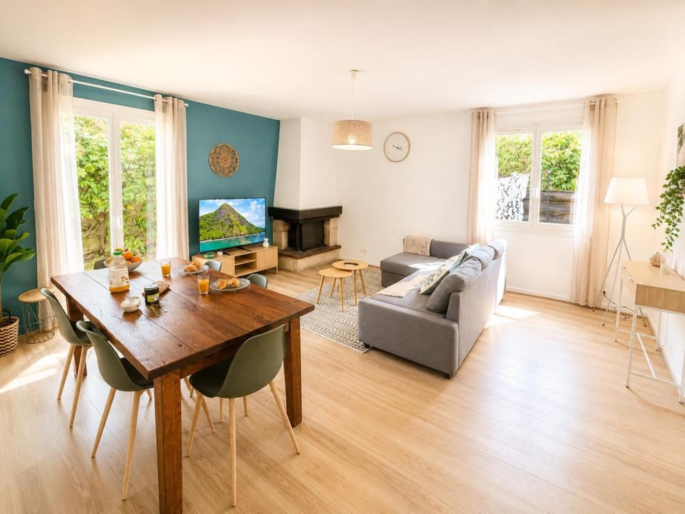Communal lounge/ TV room, TV and multimedia, Living room, Seating area, Dining area