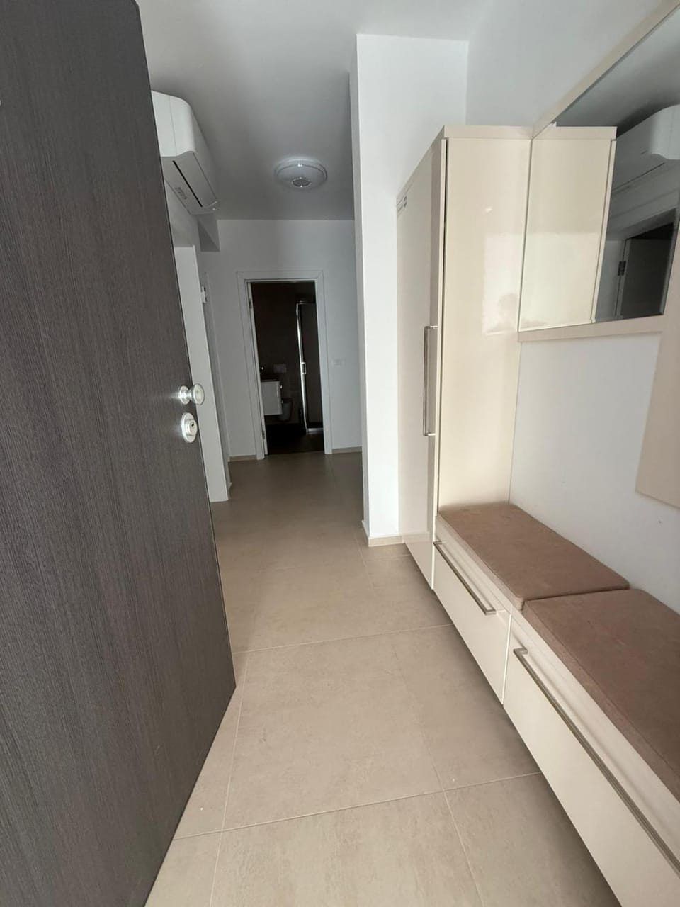 Photo of the whole room, Bedroom, wardrobe