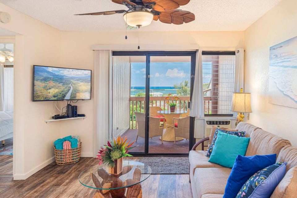 Central and Bright 2 BR, 2 BA, Pool and Oceanview House in Lihue