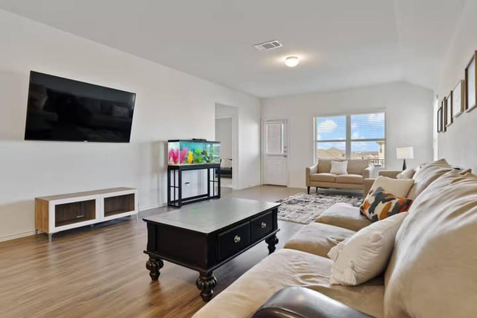 Family Friendly - Private - Spacious - Modern - Pool House in Round Rock