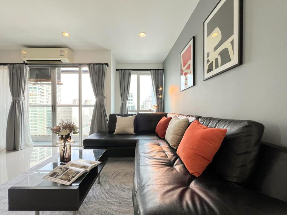 Stylish 2BR City View - BTS St.Louis - Ultra Fast Wifi House in Bangkok