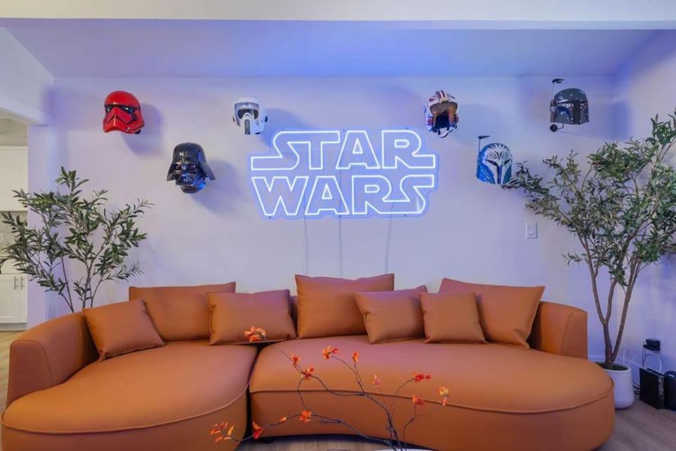 Lightsaber Lounge-Hot Tub-Billiards-10mnstoDisney House in Anaheim