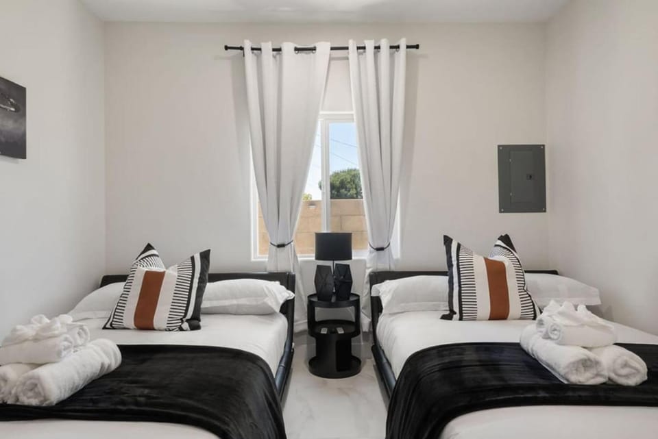 Darth Vaders Lair - 10 mins to Disney - Sleeps 6 House in Anaheim