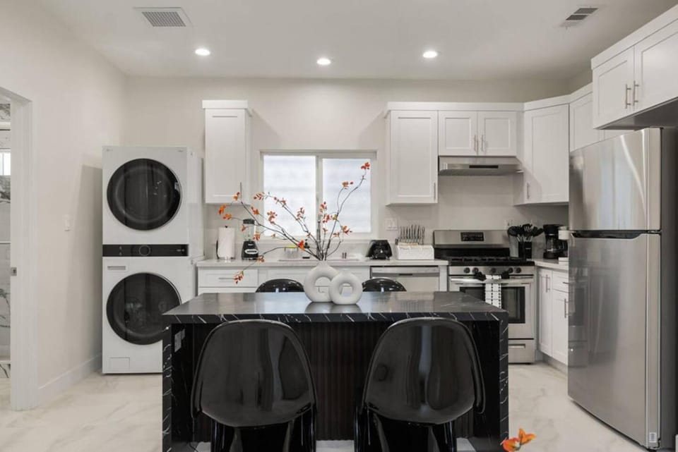 Darth Vaders Lair - 10 mins to Disney - Sleeps 6 House in Anaheim