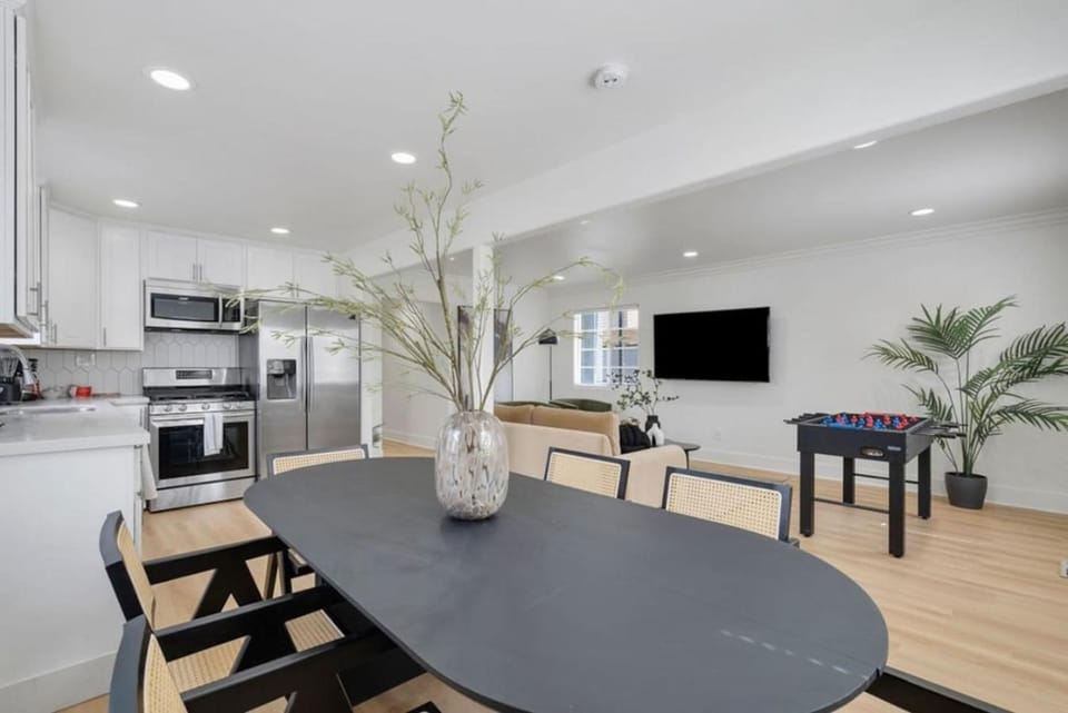 Modern Elegance- Big Group - Games - Sleeps 10 House in Los Angeles