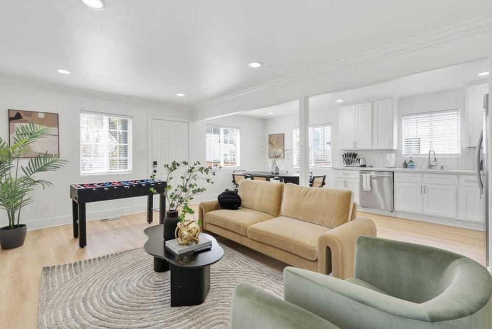 Modern Elegance- Big Group - Games - Sleeps 10 House in Los Angeles