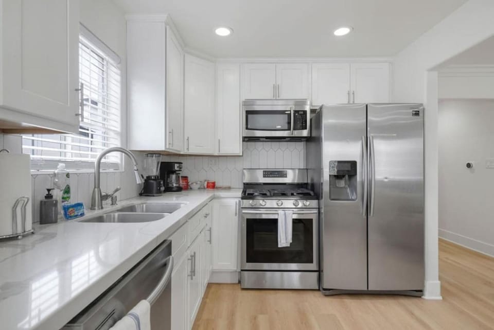 Modern Elegance- Big Group - Games - Sleeps 10 House in Los Angeles