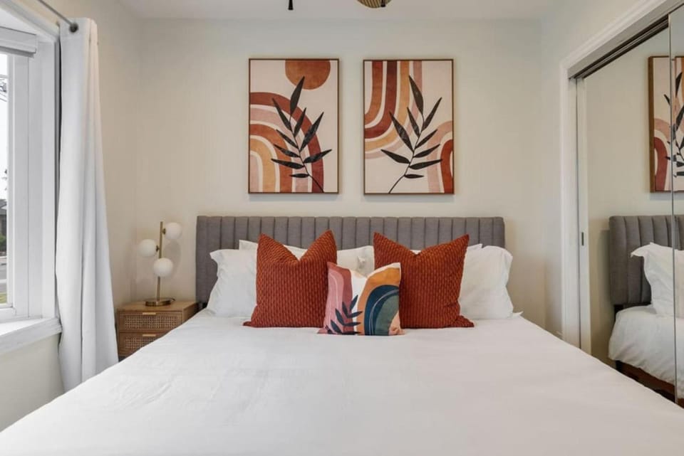 Stunning Retro Beach Oasis, Dual Living, Pool House in Long Beach