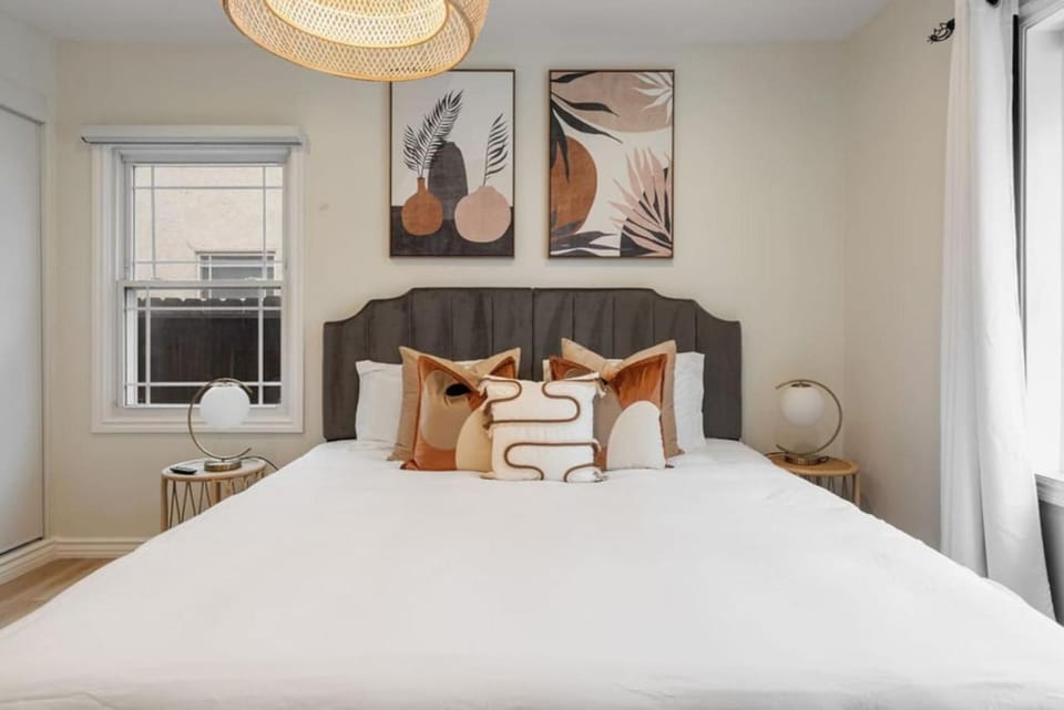 Stunning Retro Beach Oasis, Dual Living, Pool House in Long Beach