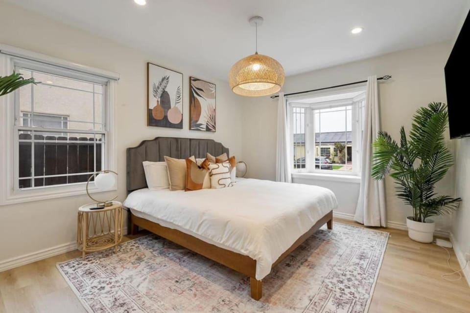 Stunning Retro Beach Oasis, Dual Living, Pool House in Long Beach