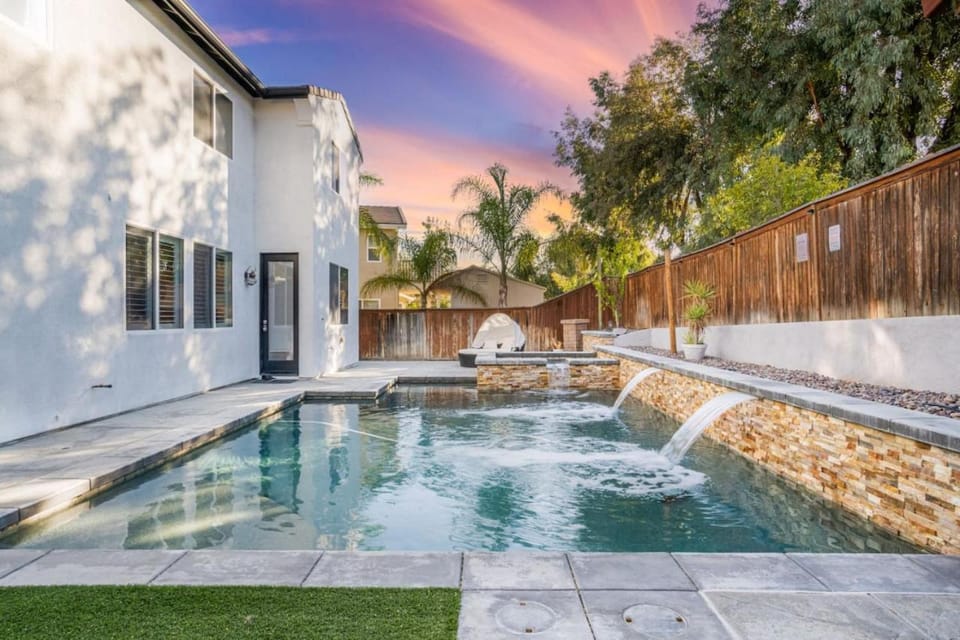 King Bed Temecula Getaway Amazing Pool and Theatre House in Temecula