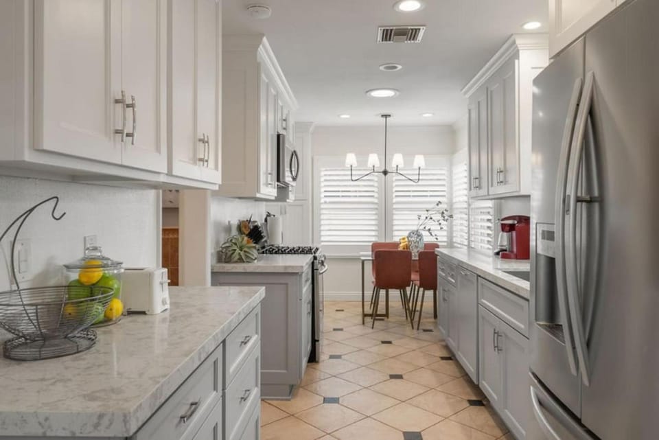 Refreshing Escape- Hot Tub- Games- Sleeps 10 House in Long Beach