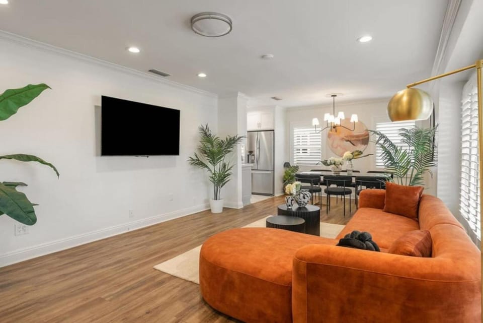 Refreshing Escape- Hot Tub- Games- Sleeps 10 House in Long Beach