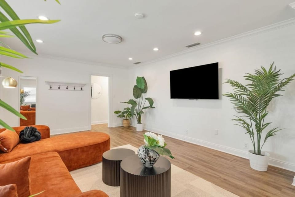 Refreshing Escape- Hot Tub- Games- Sleeps 10 House in Long Beach