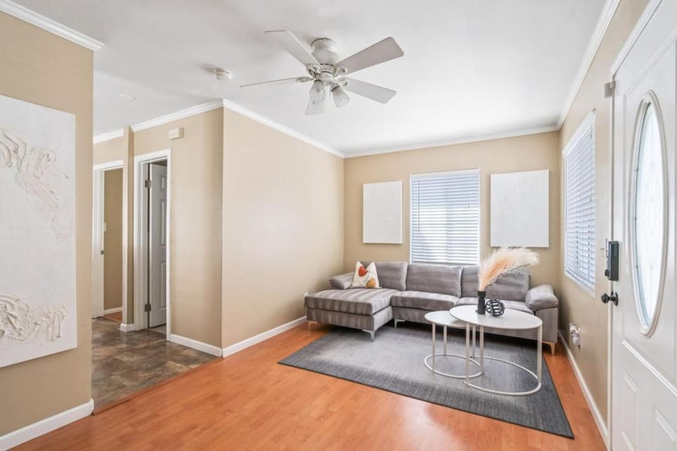 Serene Yard Porch at Signal Hill - Close to the Beach House in Signal Hill