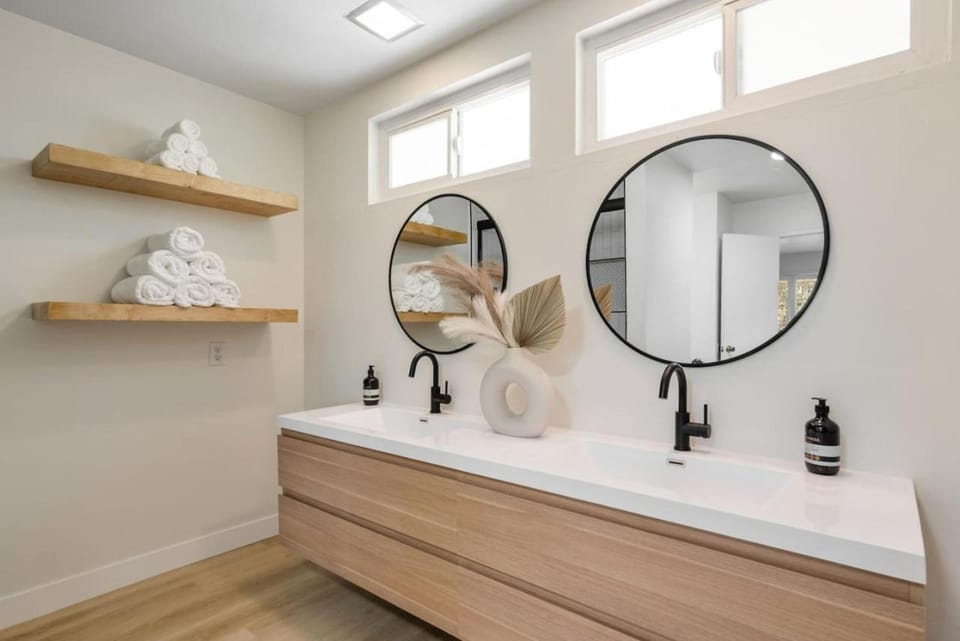 2-Story Sanctuary - Spacious Hot Tub - Billiards House in Woodland Hills