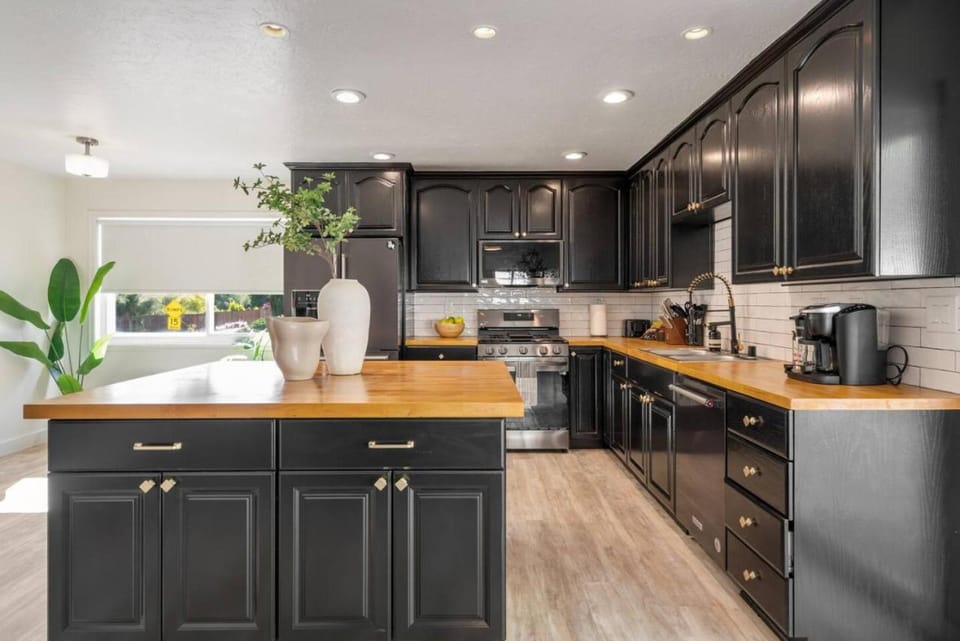 2-Story Sanctuary - Spacious Hot Tub - Billiards House in Woodland Hills
