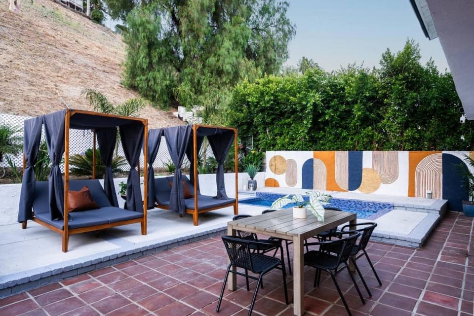 2-Story Sanctuary - Spacious Hot Tub - Billiards House in Woodland Hills