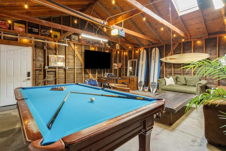 Surfers Dreams - 5min Drive to Beach with PoolTable House in Long Beach