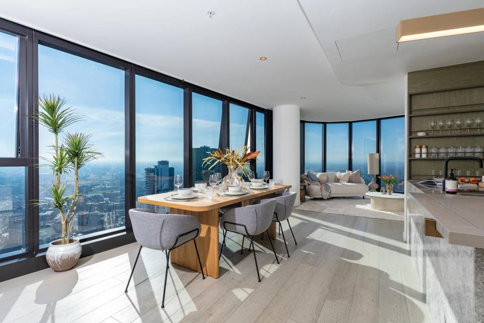 Executive Penthouse in Heart of Melbourne 3BR w Parking Apartment in Melbourne