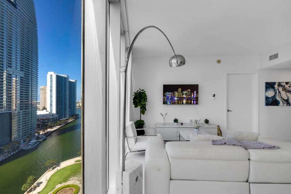 Icon Brickell 2BR Poolside Paradise in the Sky Apartment in Brickell