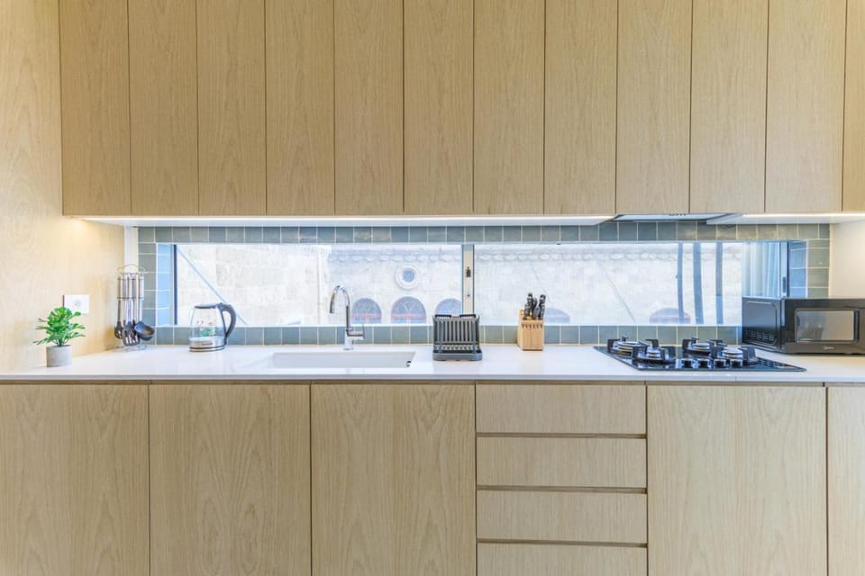 Coffee/tea facilities, microwave, oven, stove, kitchen
