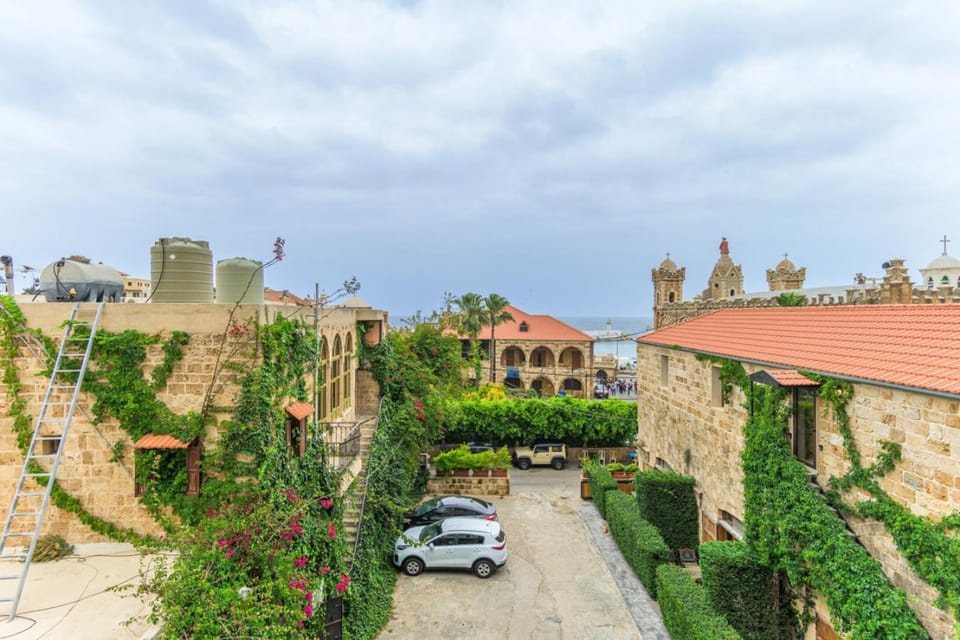 Property building, Nearby landmark, Neighbourhood, Natural landscape, Sea view, Location