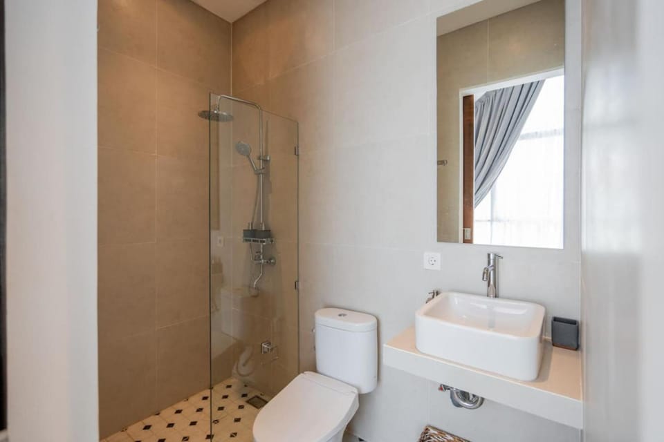 Shower, Toilet, Bathroom, towels