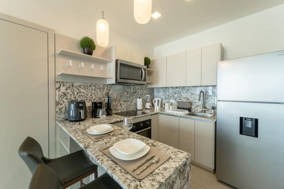 Coffee/tea facilities, Kitchen or kitchenette, Dining area, stove, toaster