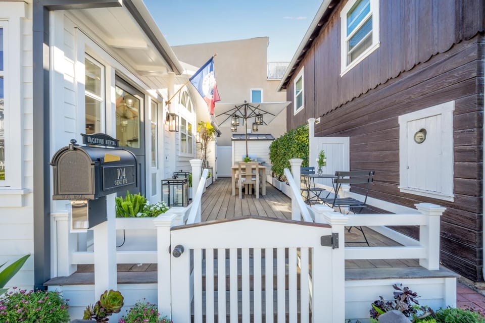 Balboa Island Gem with Patio & Beach Essentials House in Balboa Peninsula
