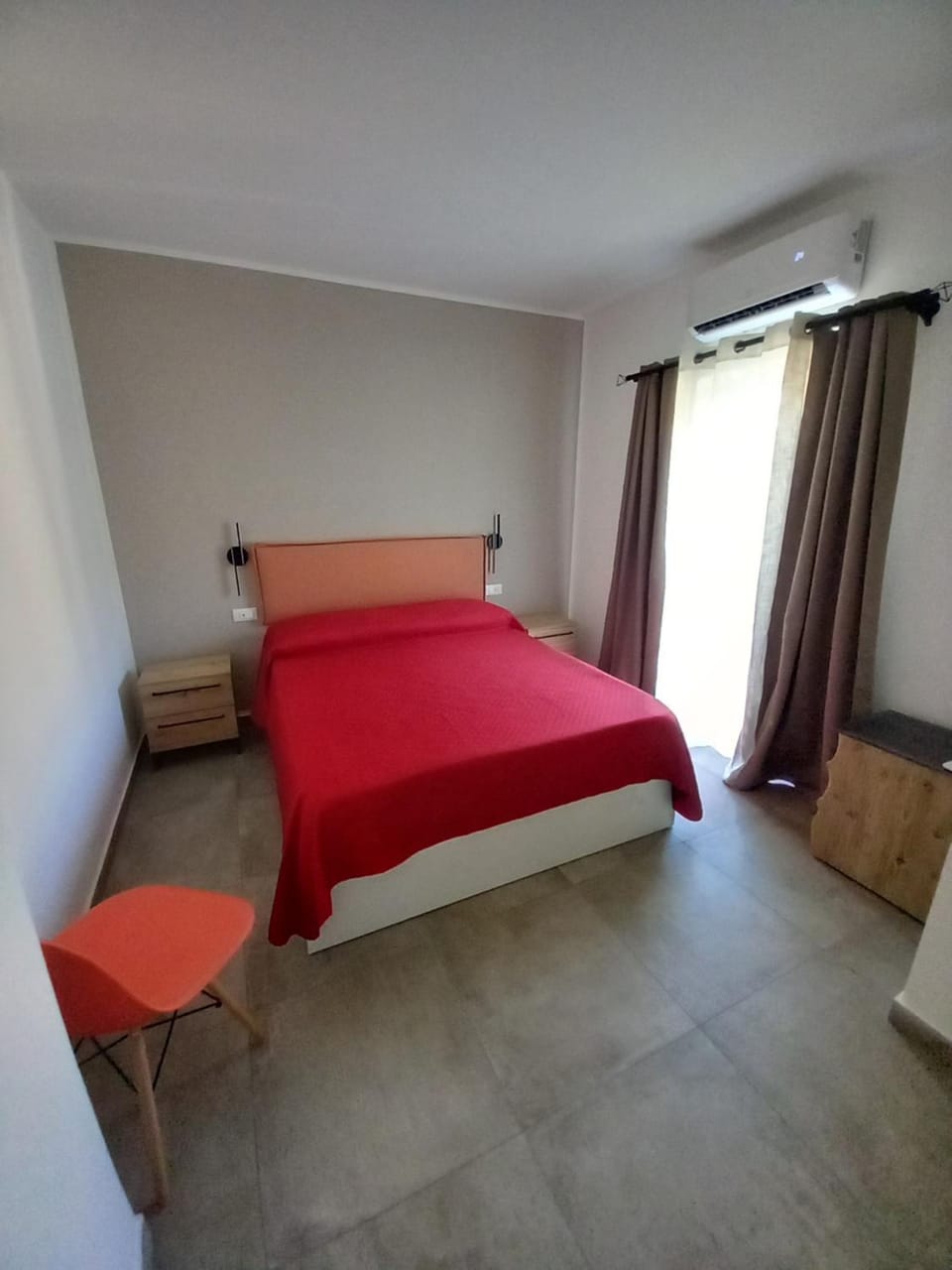Photo of the whole room, Bedroom