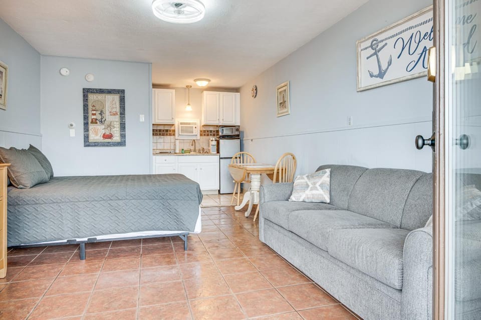 Walk to Old Orchard Pier: Cozy Beachfront Condo! Apartment in Old Orchard Beach