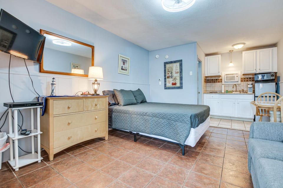 Walk to Old Orchard Pier: Cozy Beachfront Condo! Apartment in Old Orchard Beach