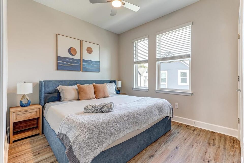 Modern 3 Bedroom 4 Bath Tampa Townhome Near Raymond James Stadium Sleeps 10 House in Tampa