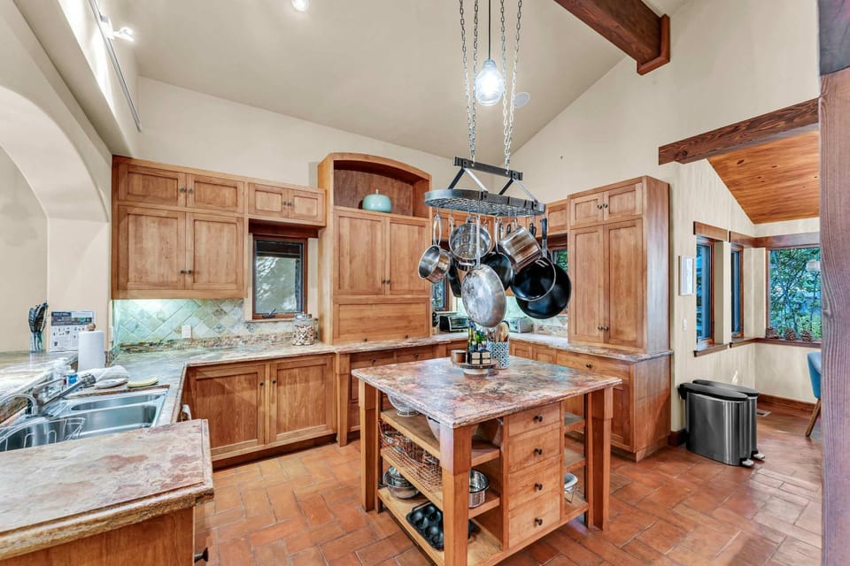 Star Haven Game Room & Forest Views House in Truckee