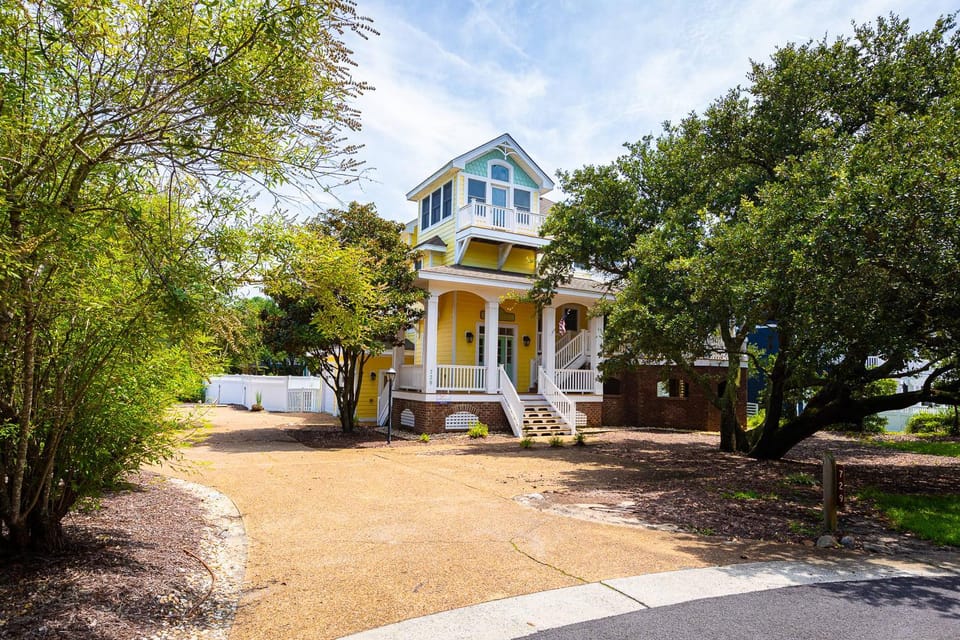 Golf Cart Friendly Pool Game Room & Resort Perks House in Corolla