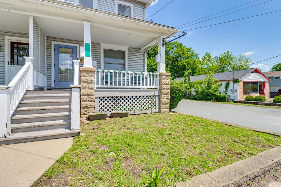 Walk to Main St Stroudsburg! Pocono Townhome House in Stroud Township