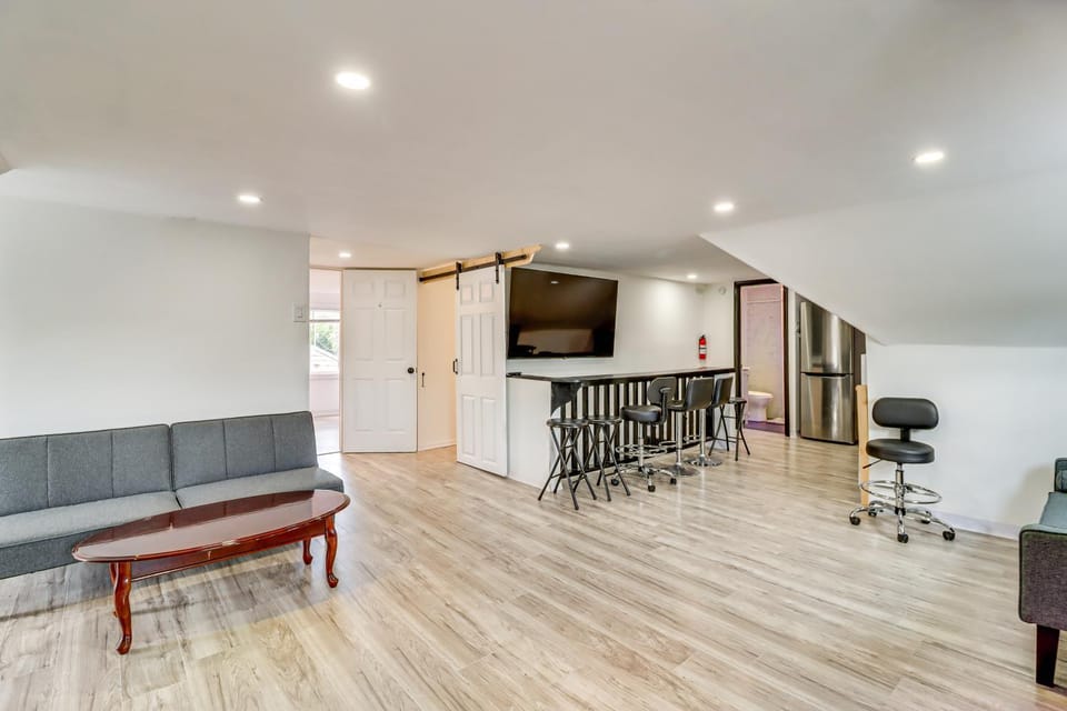 Walk to Main St Stroudsburg! Pocono Townhome House in Stroud Township
