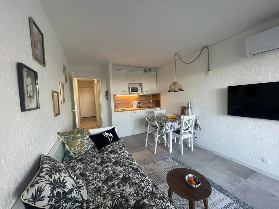 Studio with port view terrace with AC Apartment in Antibes