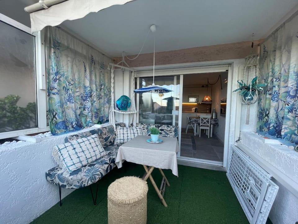 Studio with port view terrace with AC Apartment in Antibes