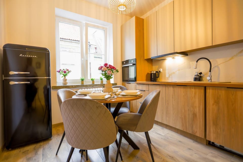 Coffee/tea facilities, Kitchen or kitchenette, Dining area, oven, stove
