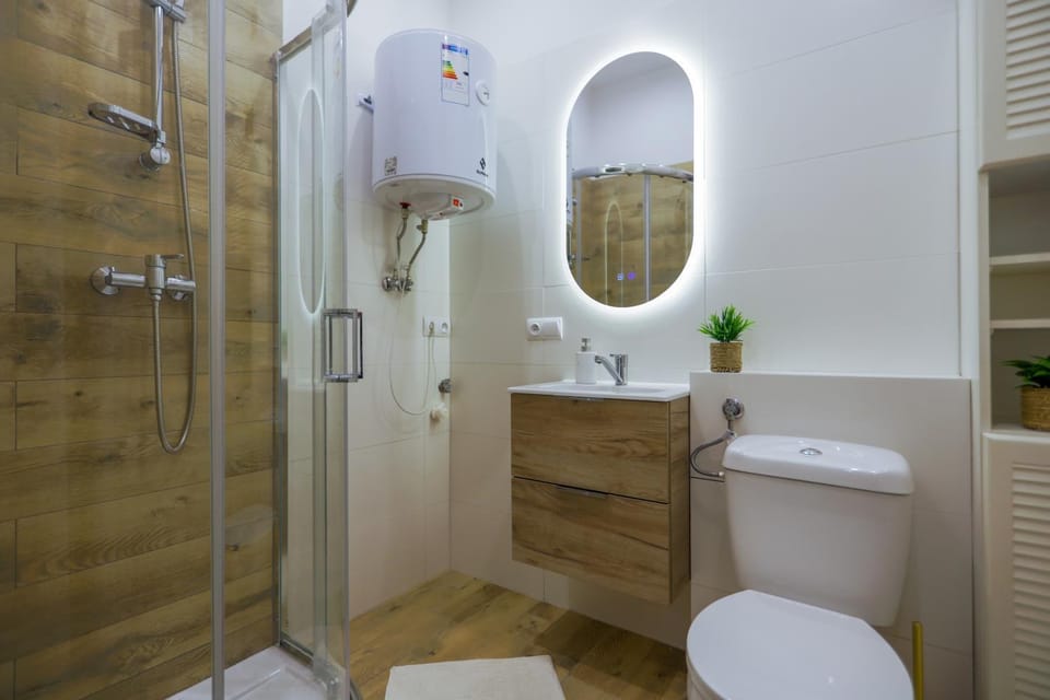 Shower, Toilet, Bathroom, towels