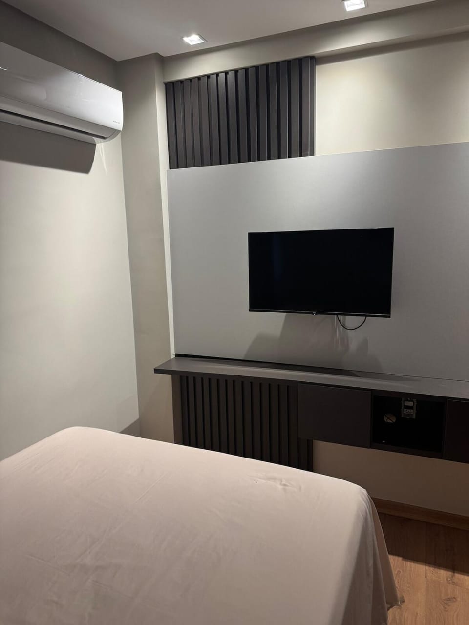 Bed, TV and multimedia, Bedroom