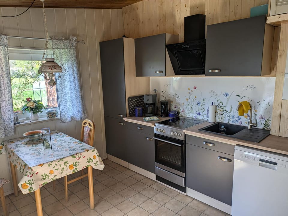 Coffee/tea facilities, Kitchen or kitchenette, Dining area, dishwasher, oven, stove, toaster