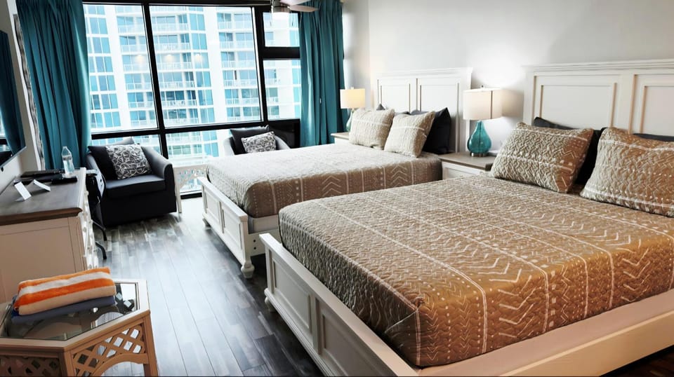 Bed, View (from property/room), Photo of the whole room, Seating area, Bedroom, City view