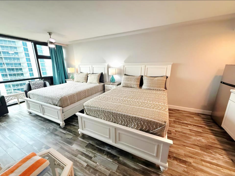 Bed, Photo of the whole room, Seating area, Bedroom, City view, minibar