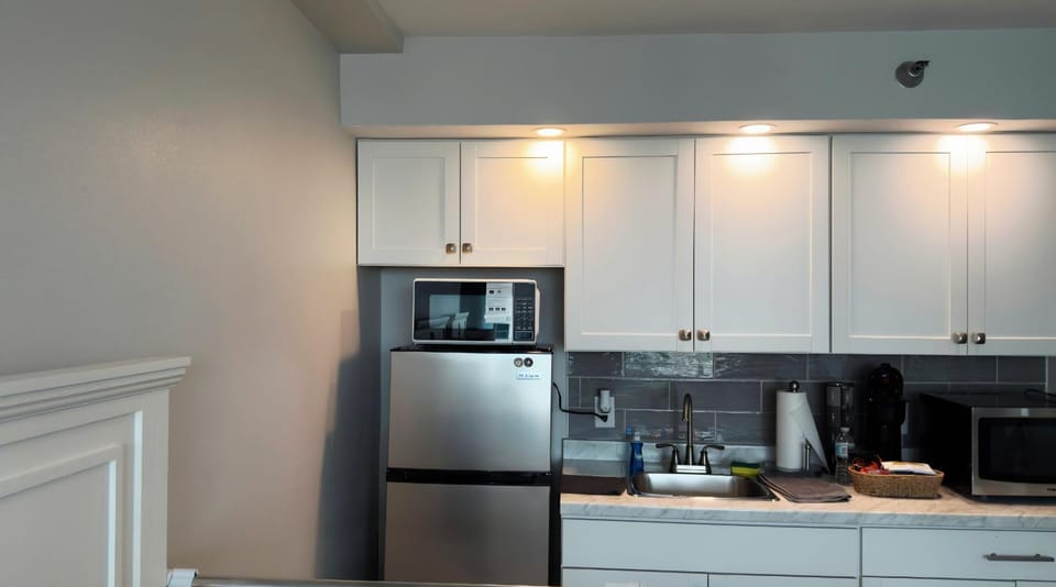 Coffee/tea facilities, Kitchen or kitchenette, microwave, minibar
