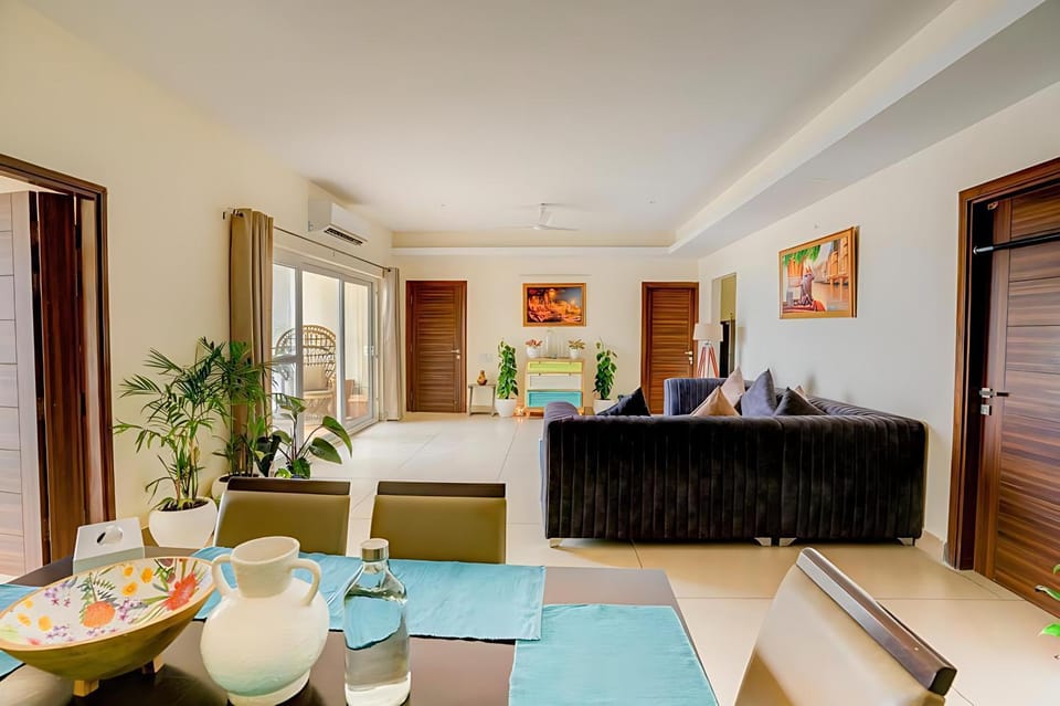 TV and multimedia, Living room, Photo of the whole room, Seating area, Dining area
