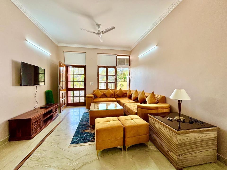 Communal lounge/ TV room, Bed, TV and multimedia, Living room, Photo of the whole room, Seating area, Evening entertainment, Bedroom