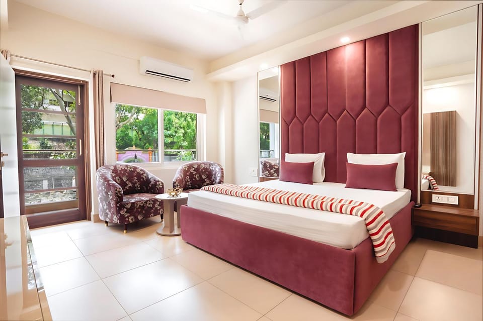 Bed, Living room, Photo of the whole room, Seating area, Bedroom, air conditioner
